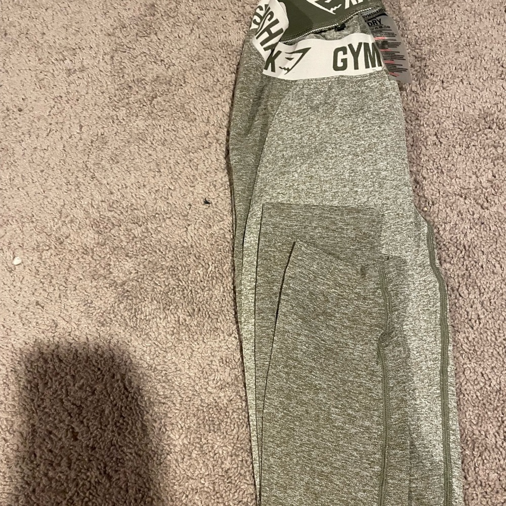 Gym shark leggings